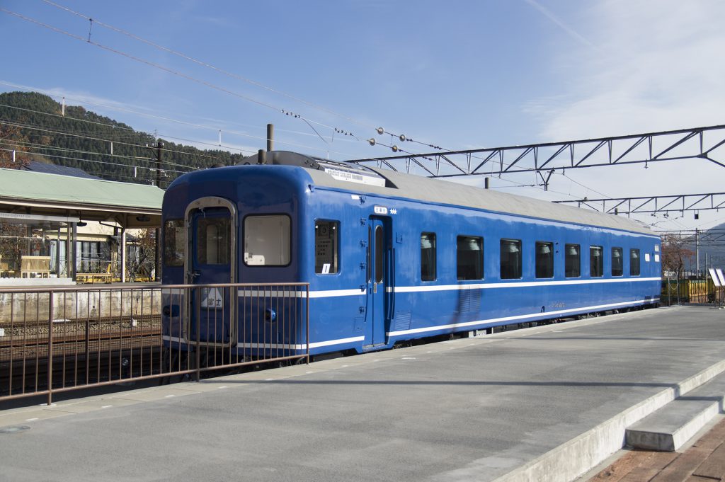 富士が駅のホームに停まっている様子。深いブルーの車体。