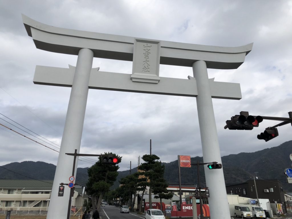 出雲大社大鳥居の堂々とした様子。