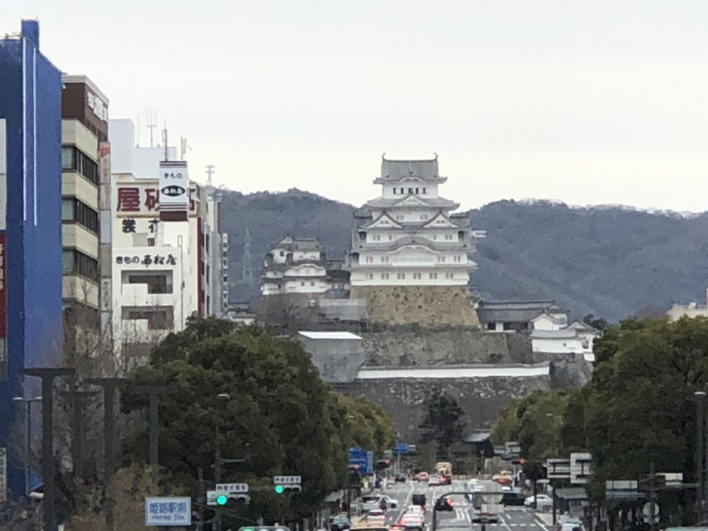 姫路駅デッキから見る姫路城の様子。白く美しい。