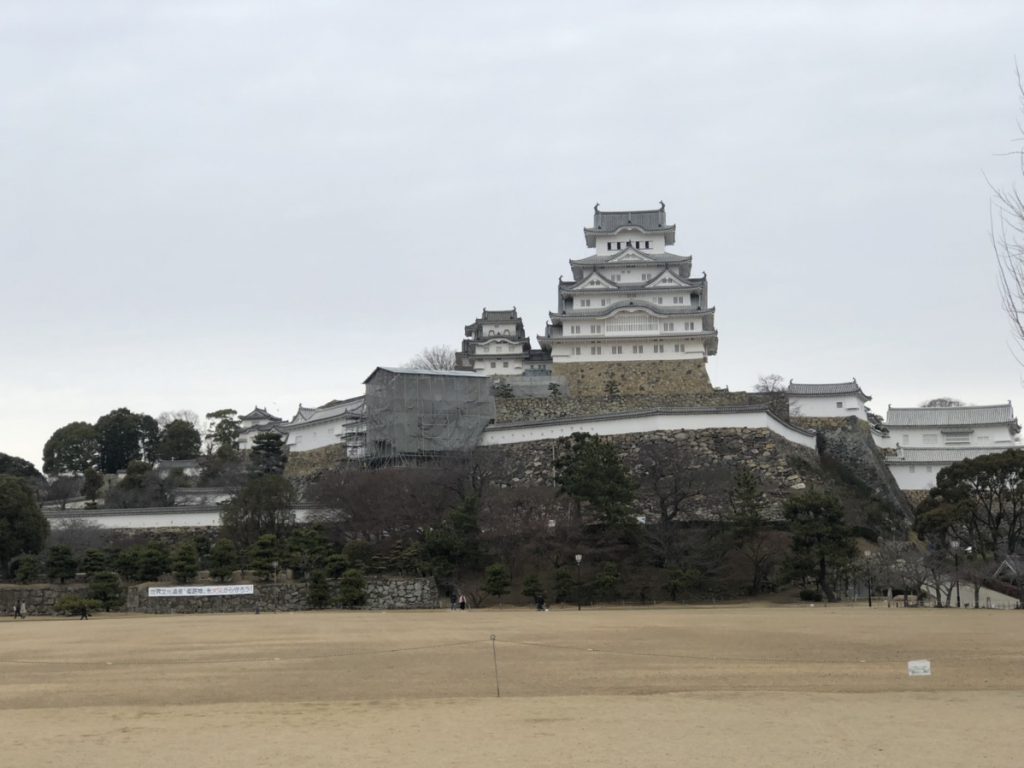 三の丸広場前から見た姫路城天守の立派な様子。