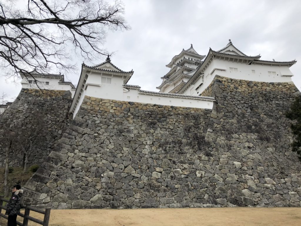 姫路城石垣と天守の様子。