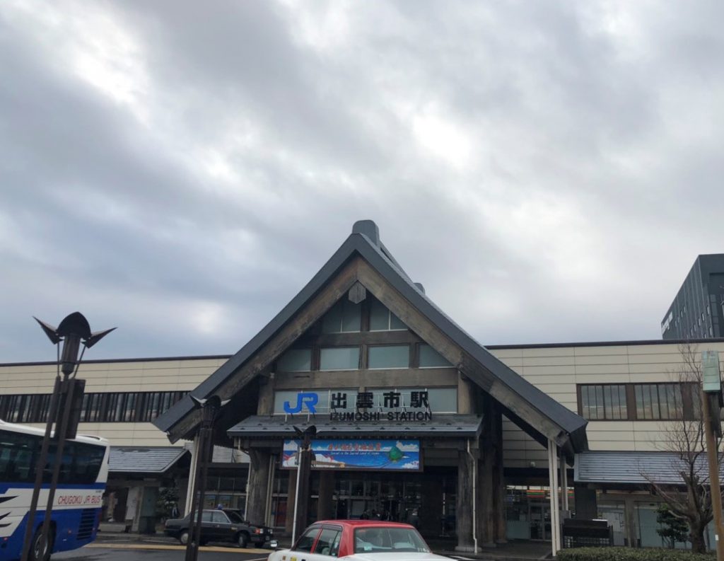 サンライズ出雲の終点出雲市駅の素朴な様子。