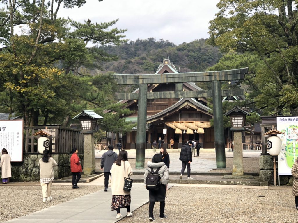 銅鳥居の先に拝殿と本殿が見える。