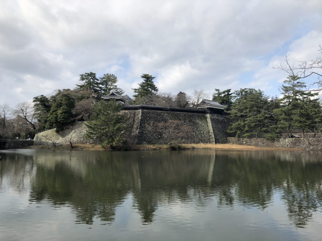 松江城の緑多く青々とした様子。