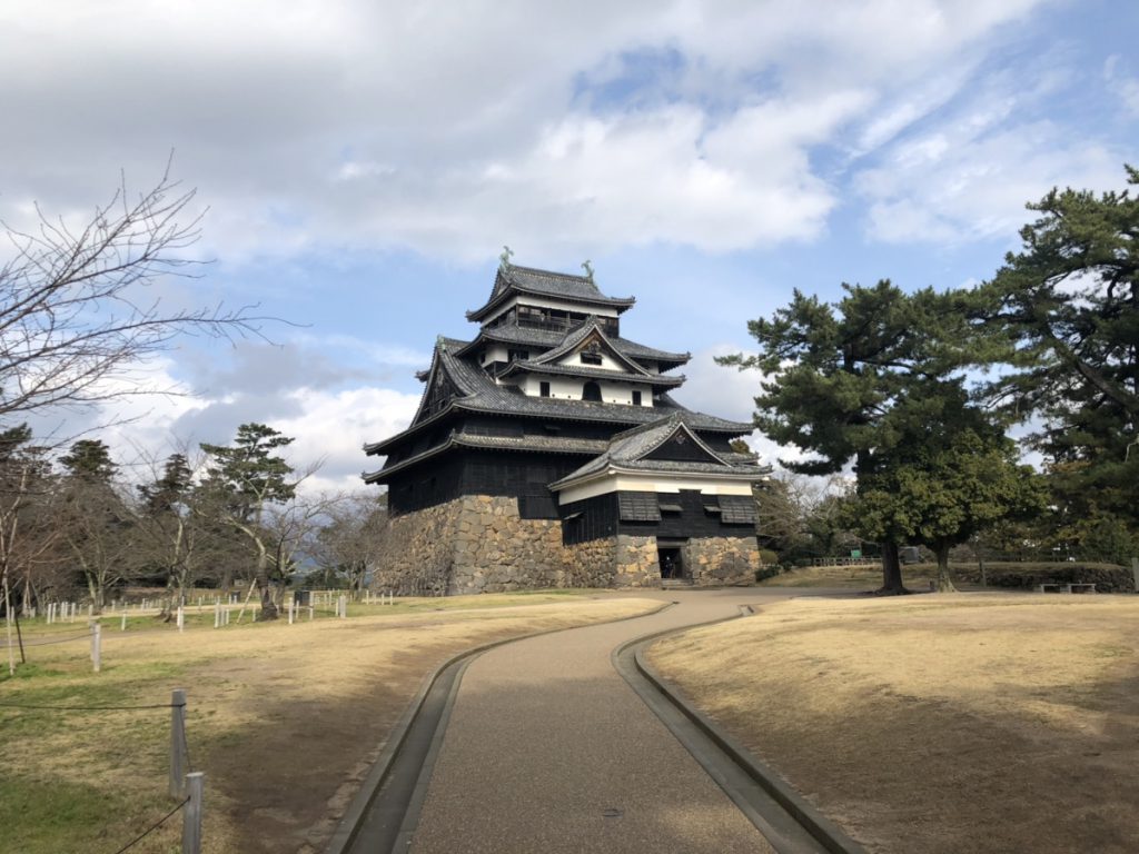 松江城天守の外観。素朴な印象。