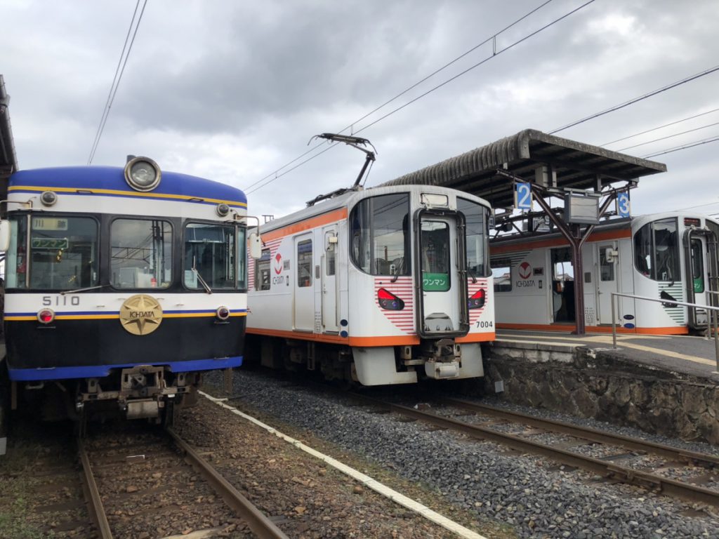 川跡駅に三つ車体が並んでいる。