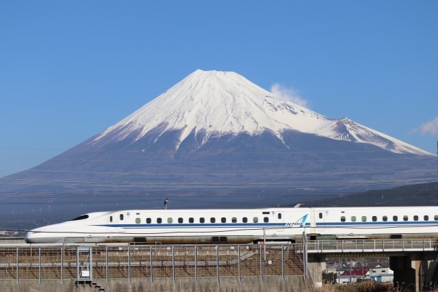 富士山の麓を疾走する東海道新幹線の様子。