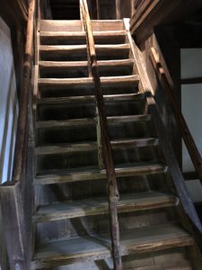 松江城の階段の様子。