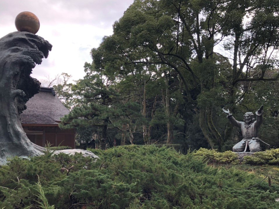 出雲大社の祭神、大国主大神の像。空に向かって両手を広げている様子。