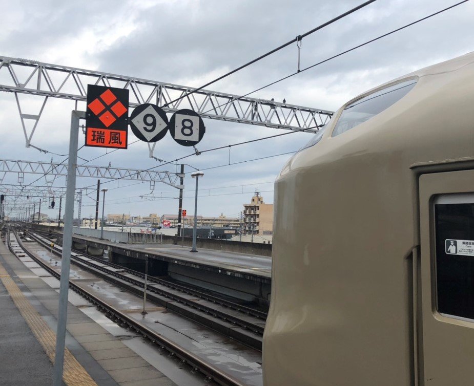 出雲市駅ホーム上にある「瑞風」の停止位置表示板の様子。