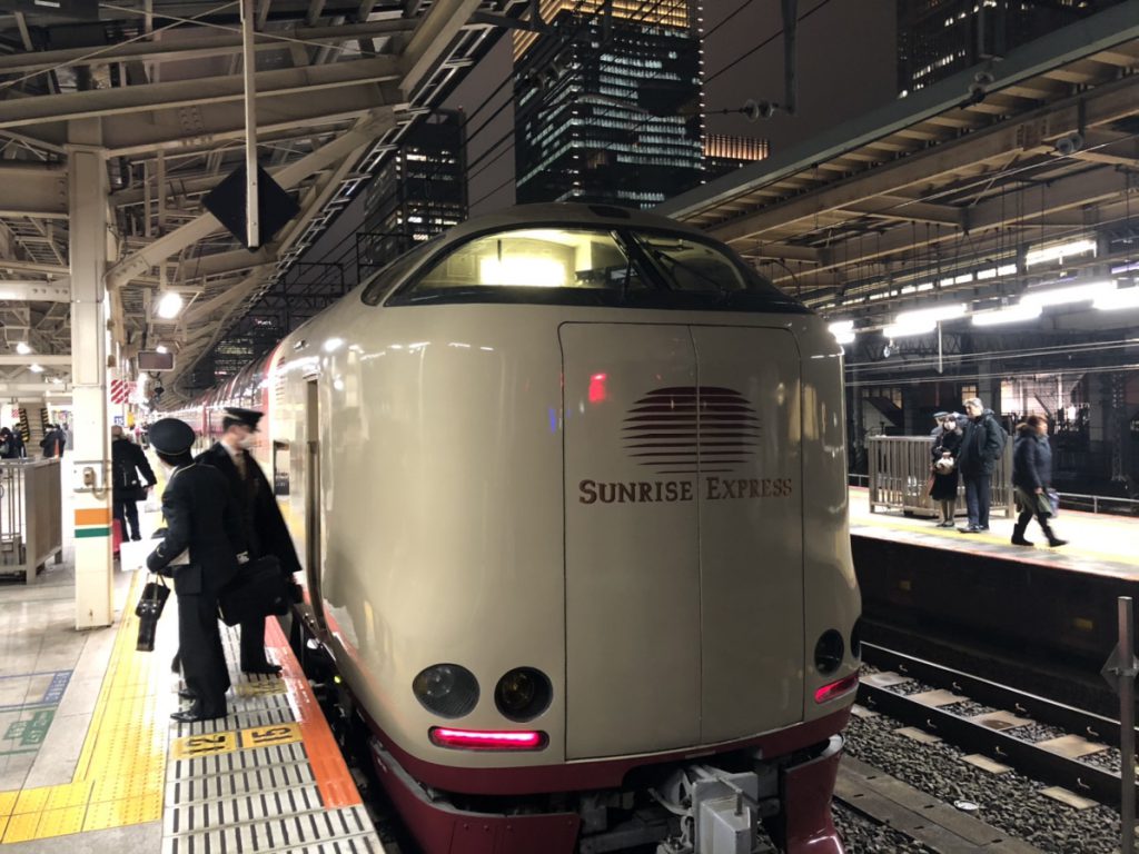 東京駅に入線した「サンライズ出雲」の様子。