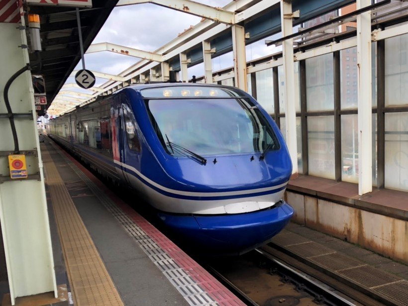 鳥取駅に入線してくるスーパーはくと。ブルーの車体が格好いい。