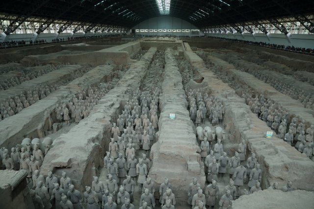 秦始皇の兵馬俑坑の様子。すごい数の兵馬俑が並ぶ。