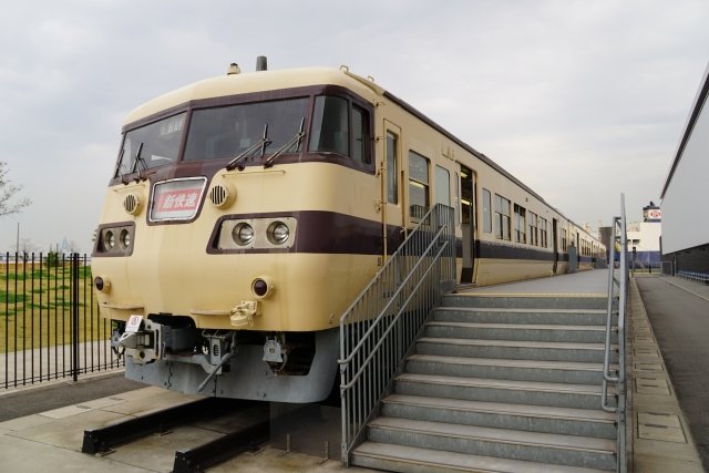 117系電車が「WEST EXPRESS 銀河」の黄色と小豆色の車体。