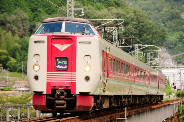 特急「やくも」がこちらを向いて走っている様子。赤とクリーム色の車体が素朴でかっこいい。