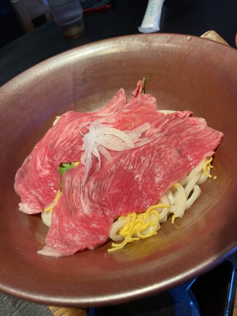 近江牛のしゃぶ肉が乗った二代目赤鬼うどんの様子。