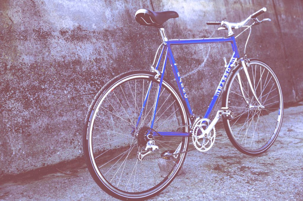 青い自転車の写真。