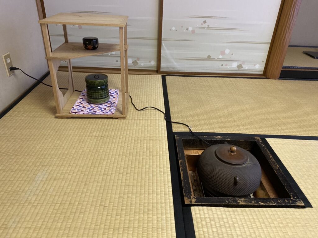 茶室に並べられている茶道の道具。