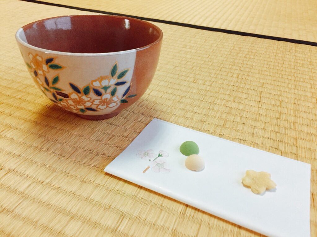 茶室に置かれた茶道のお茶碗とお茶菓子の様子。