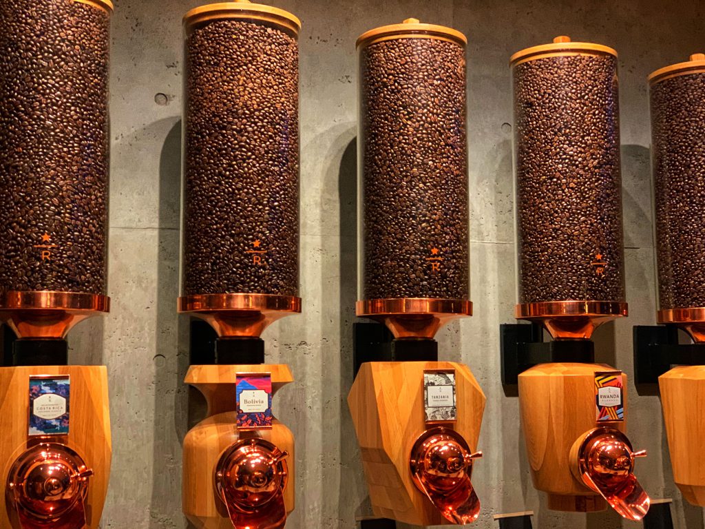 『STARBUCKS RESERVE® ROASTERY TOKYO』コーヒーメーカーが沢山並んでいる写真。