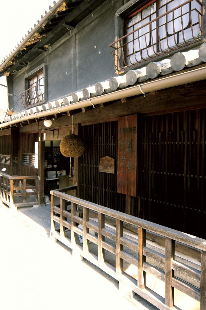 藤井酒造の外観。古く趣ある日本の家屋。