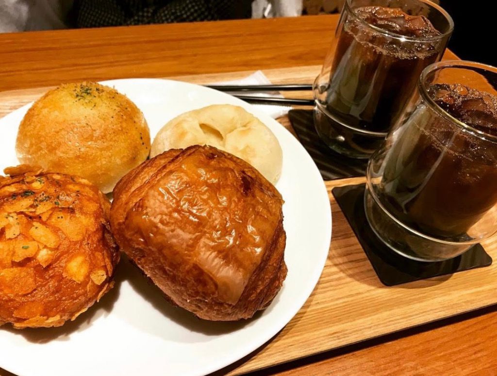 『箱根ベーカリー』のパンが4種類皿にのっている。