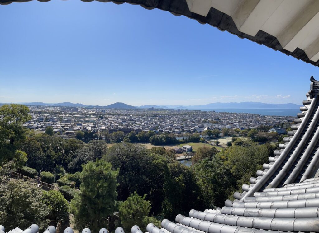 彦根城天守からの眺め。街並みや海の向こうの島まで見渡すことができる。