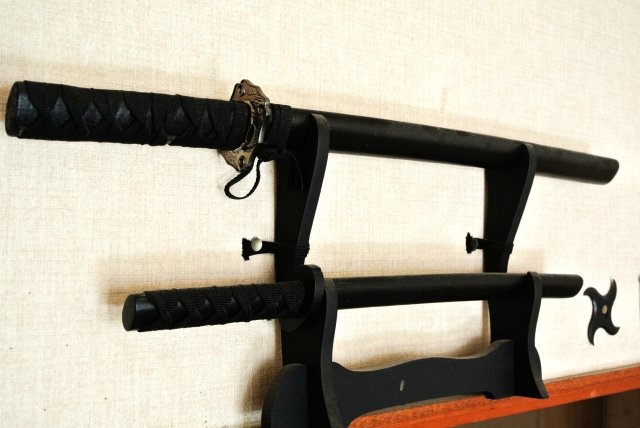 手裏剣と共に日本刀が壁に掛かっている様子。