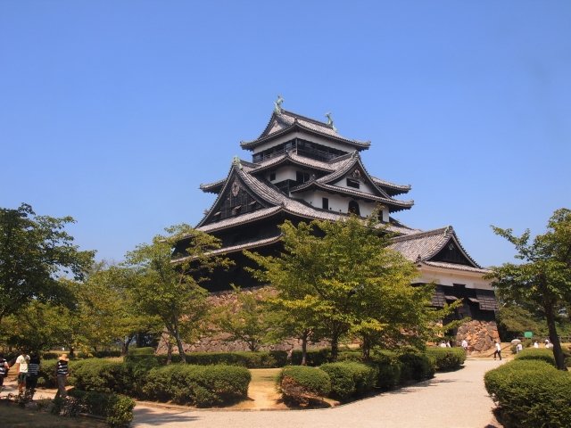 現代に残る松江城の立派な外観。