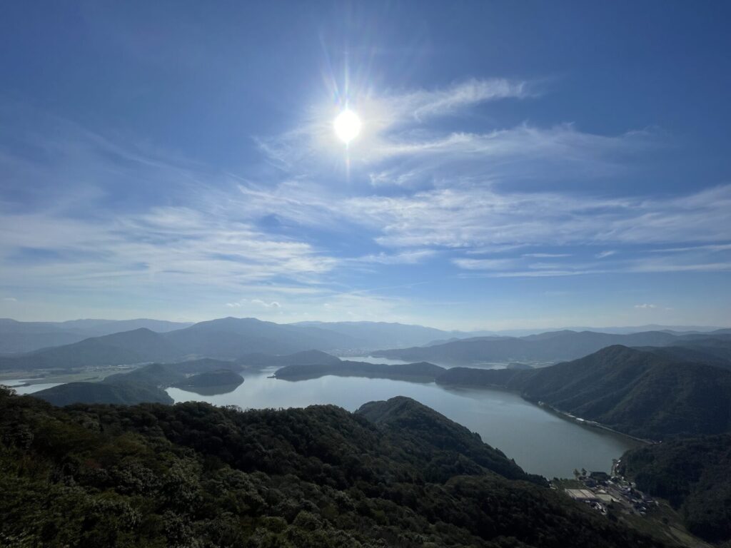 三方五湖全景。中央に太陽が輝き、三方五湖が照らされています。