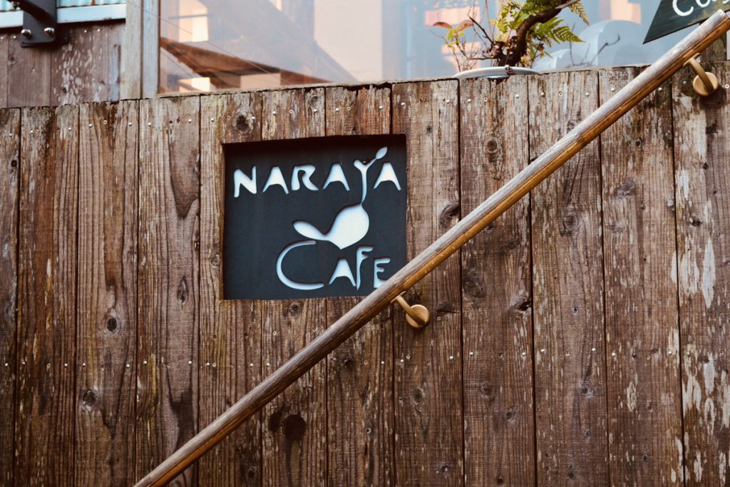 『NARAYA CAFE』の看板の様子。