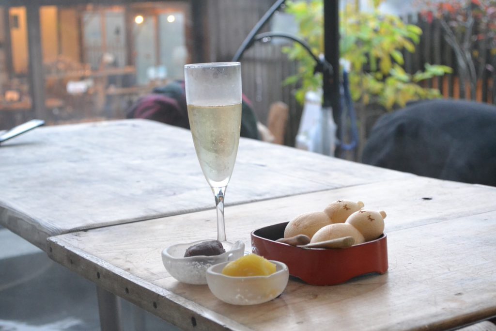 『NARAYA CAFE』箱根の最中とシャンパンの美味しそうな様子。