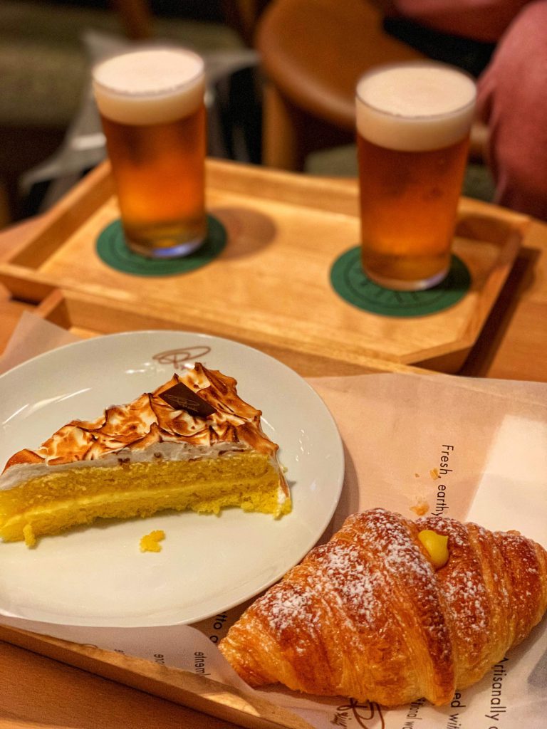 『Princi』のフード。テーブルの手前には美味しそうなケーキとクロワッサンが置かれている。