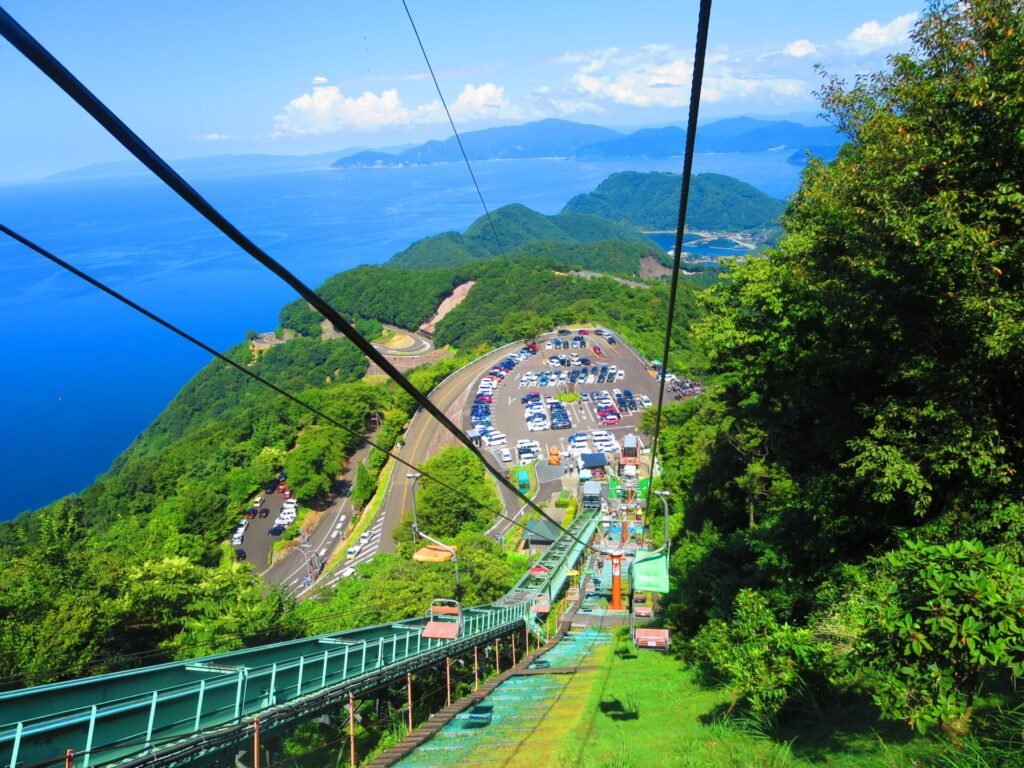 リフトから見た三方五湖の様子。街の景色が小さく見える。