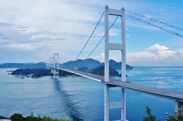 しまなみ海道。美しい来島大橋の様子。