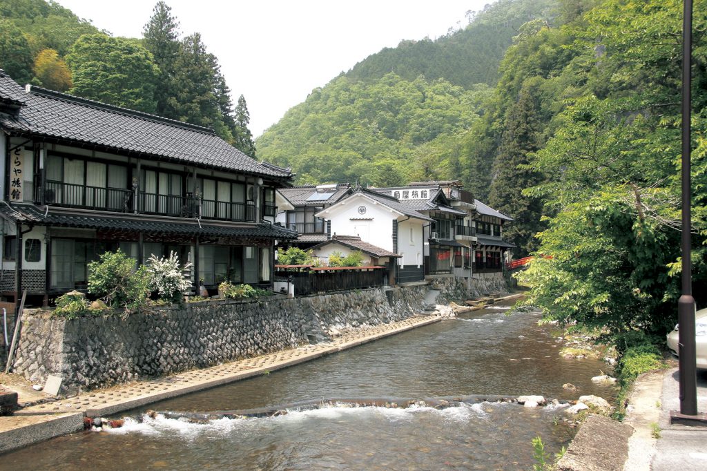 帝釈峡麓の昔ながらの街並み。