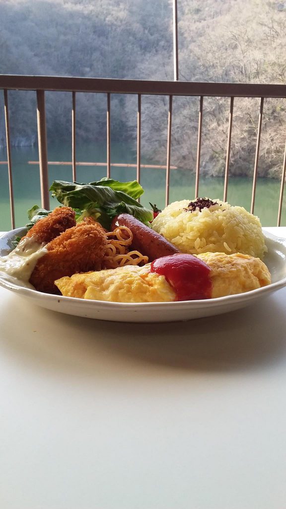 『Cafe’de Taishakukyou(カフェ・ド・帝釈峡)』のランチ。皿にスクランブルエッグやパスタ、野菜などが盛りつけられて美味しそうな様子。