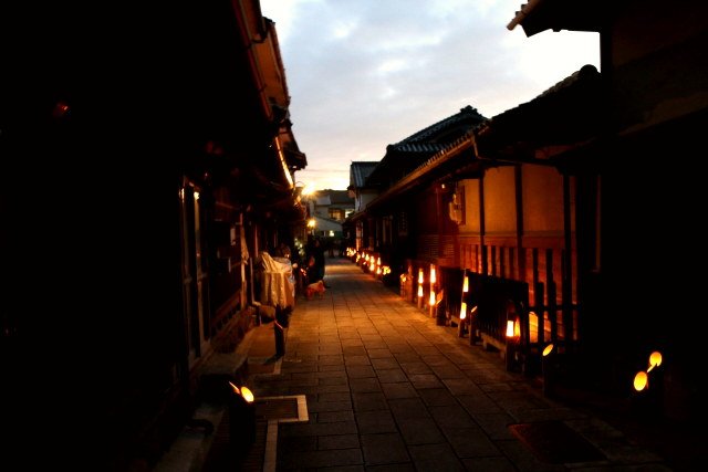 竹鶴の夜の街並み。足元のライトアップが美しい。