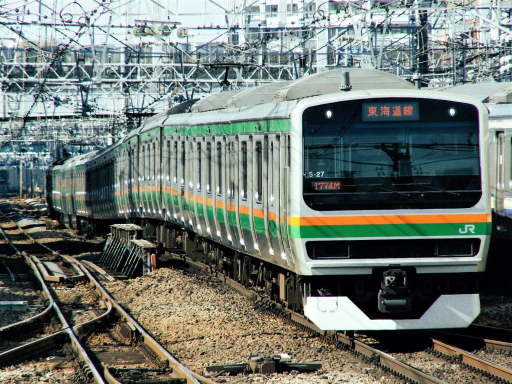 東海道線のオレンジと緑のラインが入った車体の様子。