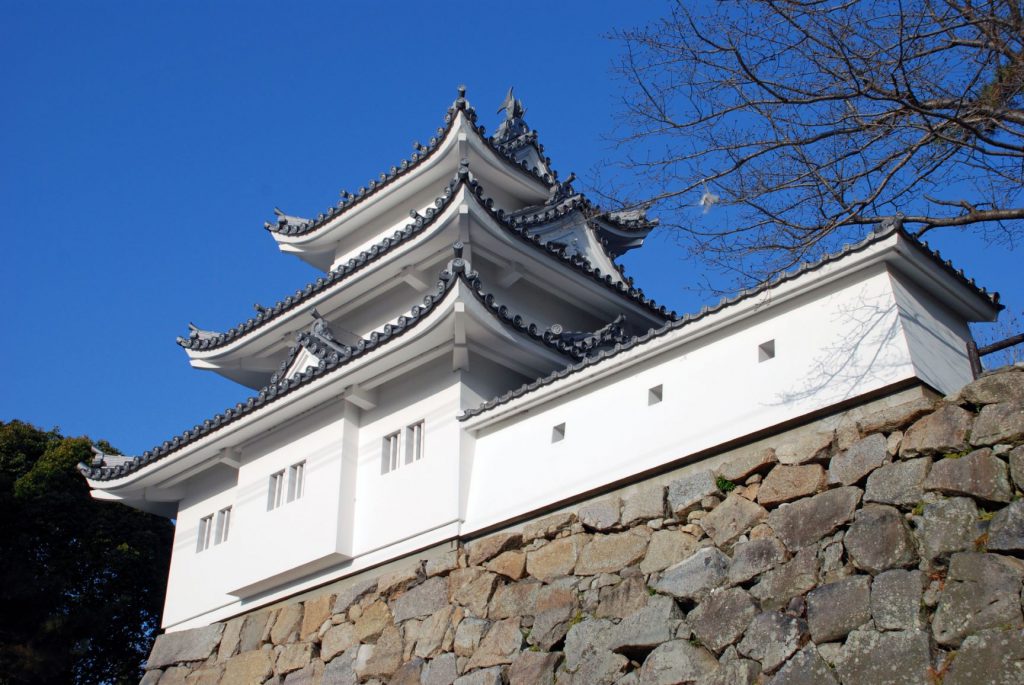 津城現代の様子。青空に白い壁がよく映えている。