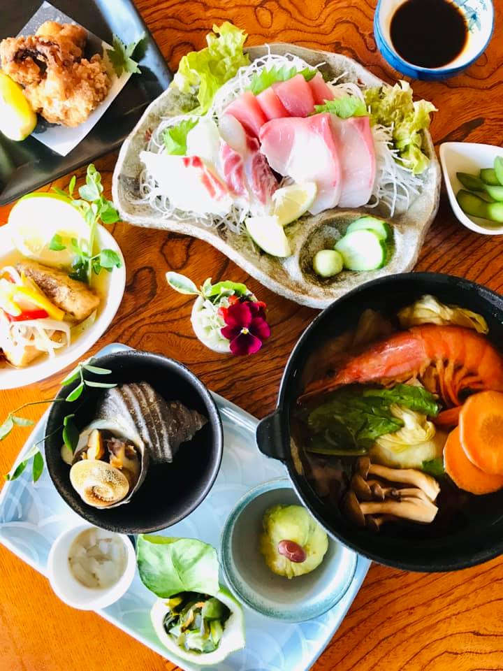『結乃屋MITSUBACHI』刺身などの料理がテーブルに置かれている。