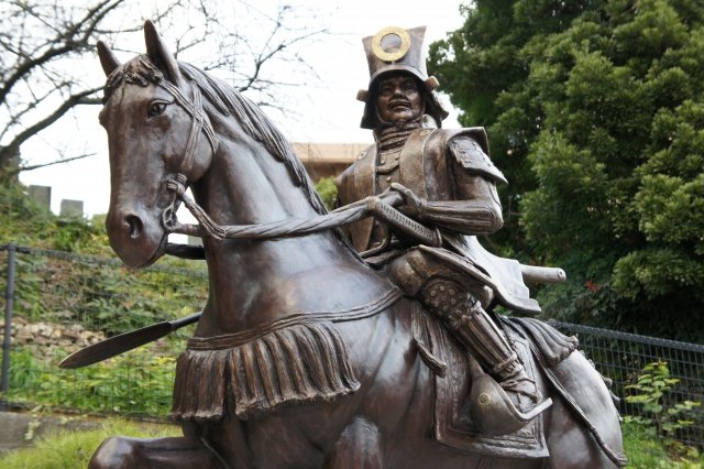 加藤嘉明像。馬に乗っている。