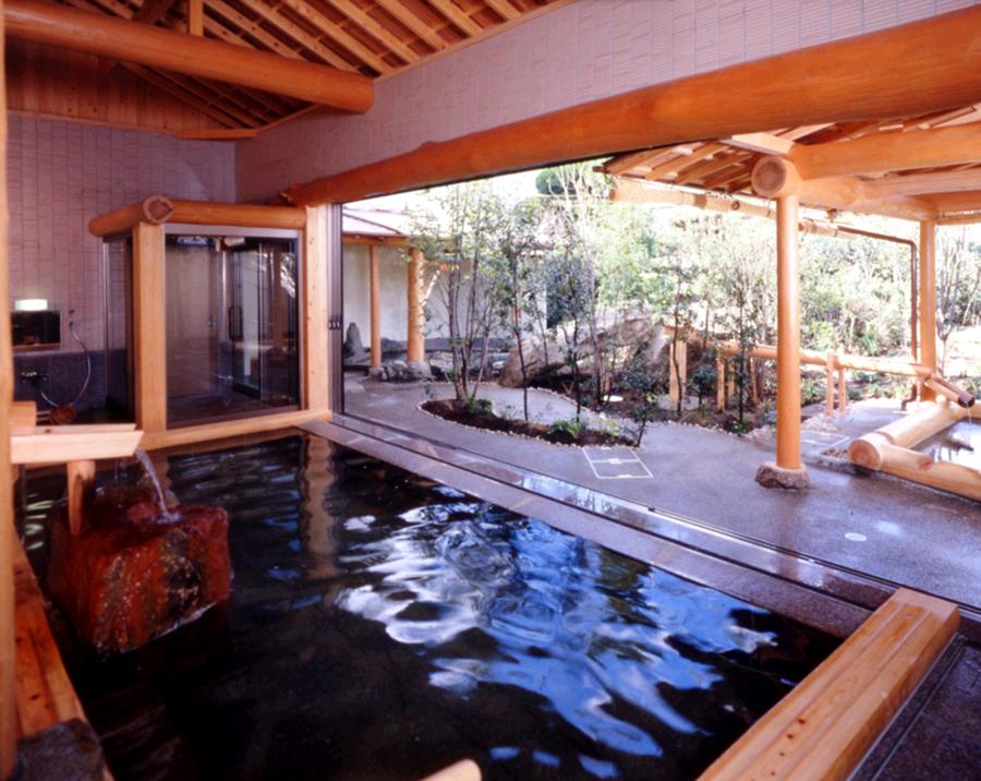 露天風呂が手前と奥に２つ。日本庭園の中庭には、木が植えられ風情ある光景。