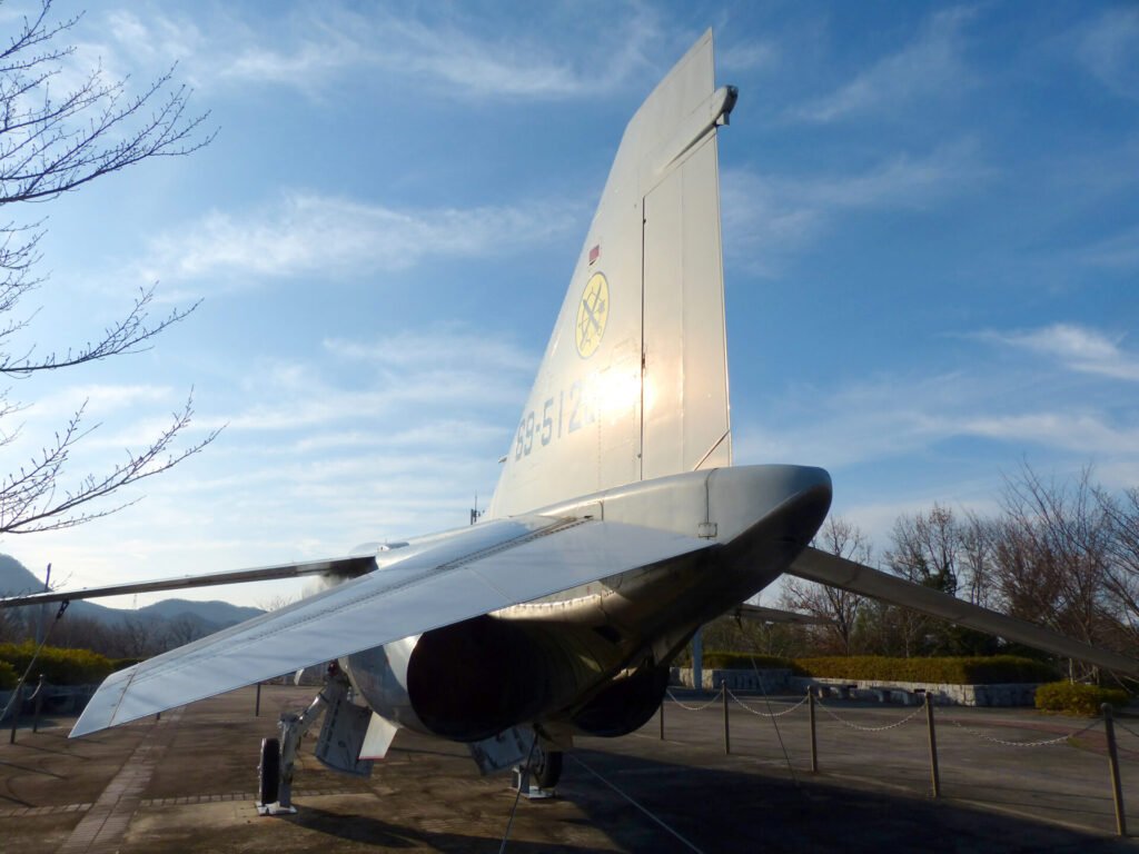 高山航空公園に展示されているジェット機のアップ。後方より映した一枚で、尾翼に夕日が当たり銀色の機体が光り輝いています。