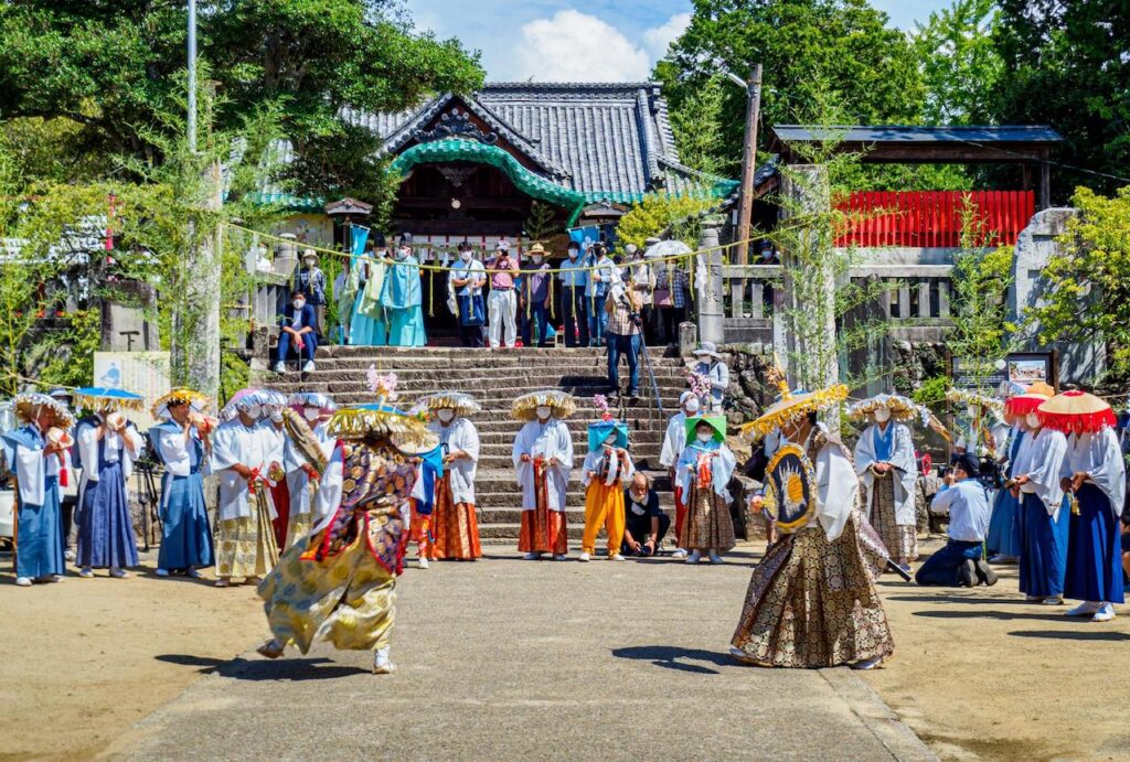 境内で大きな団扇を持つ下知(げんじ)と呼ばれる踊り手と、中鉦(なかがね)と太鼓打ちを中心にして、それらの音頭をとる願成就(がんじょなり)や外鉦(そとがね)・笛・法螺貝が取り囲んでいます。