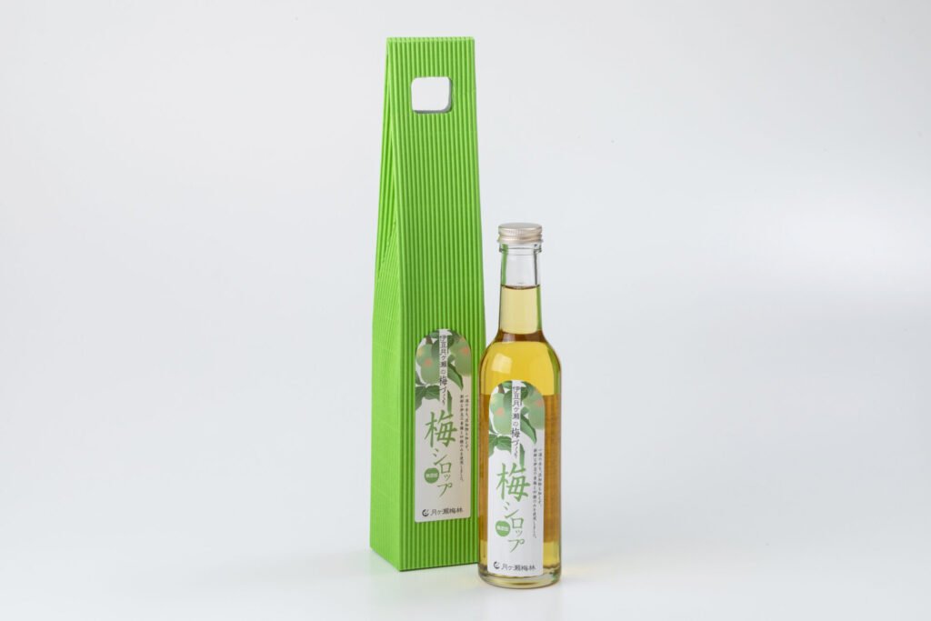 梅シロップのボトルと、梅の実のようなグリーンが印象的なパッケージ