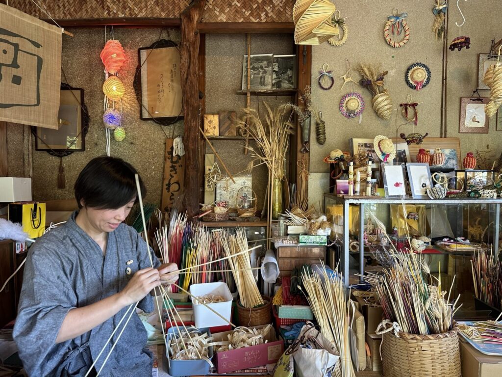 伊豆市修善寺にある「民藝麦わらの店 晨(あした)」の工房で職人が麦わら細工を作っている様子