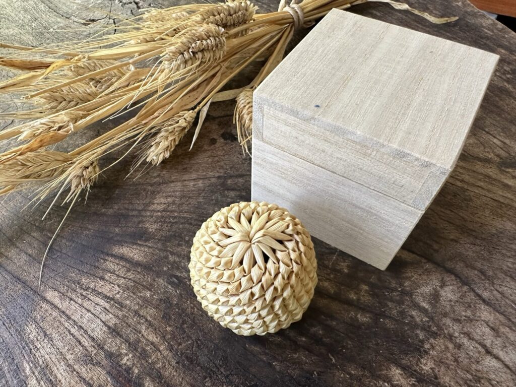 麦わら細工「大森細工」の手のひらサイズのかわいらしい、丸い「むぎだま」と木製のケース
