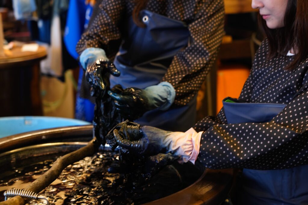 アオアヲ ナルト リゾートでの阿波藍染め体験