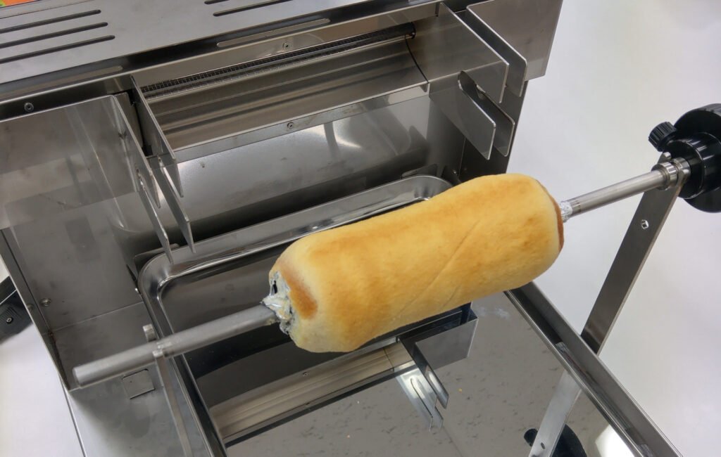 回転させながら焼き上げるバウムクーヘン